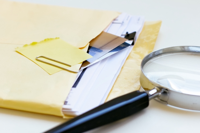 虫眼鏡と書類