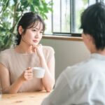 首をかしげる女性