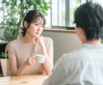 首をかしげる女性