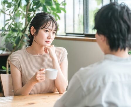 首をかしげる女性